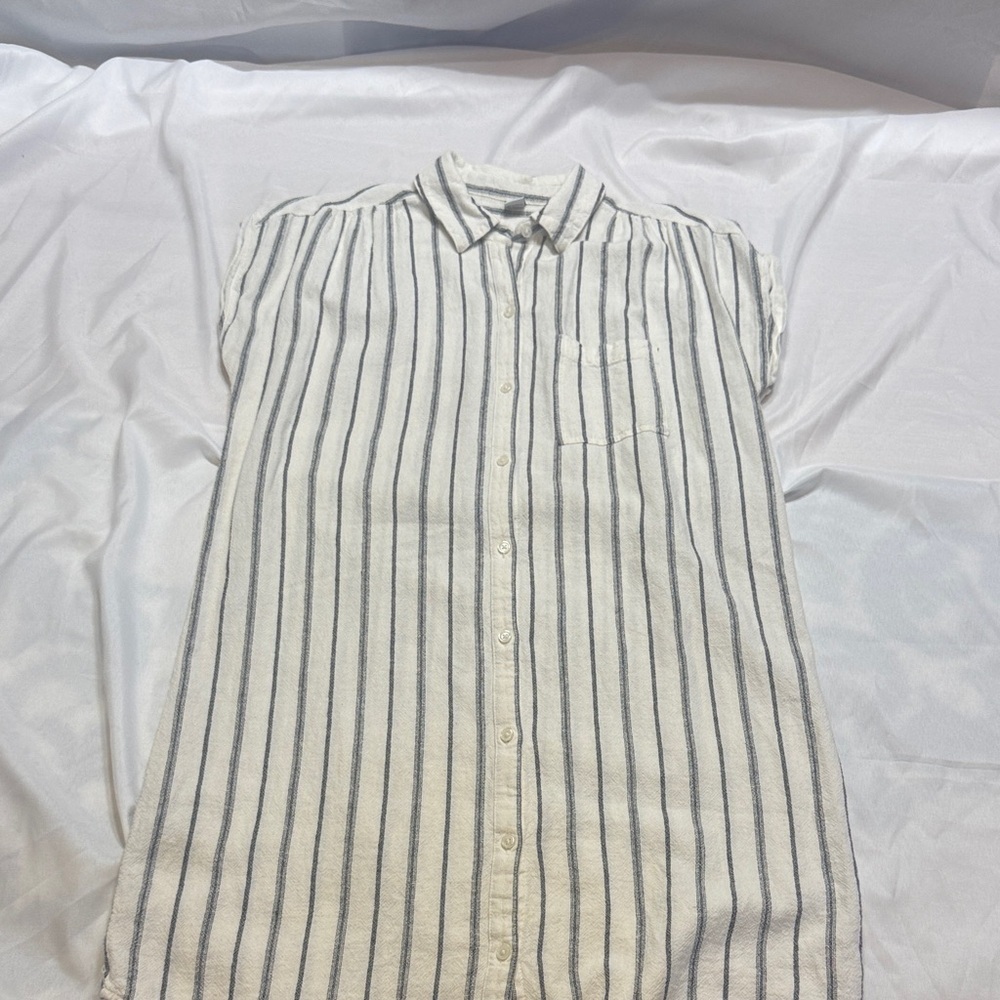 Old Navy White Short-Sleeve Button-Up Shirt with Black Stripes